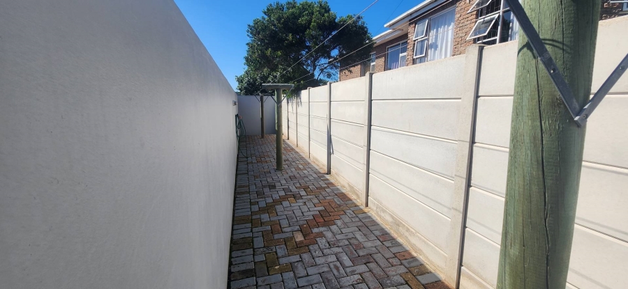 6 Bedroom Property for Sale in Fraaiuitsig Western Cape